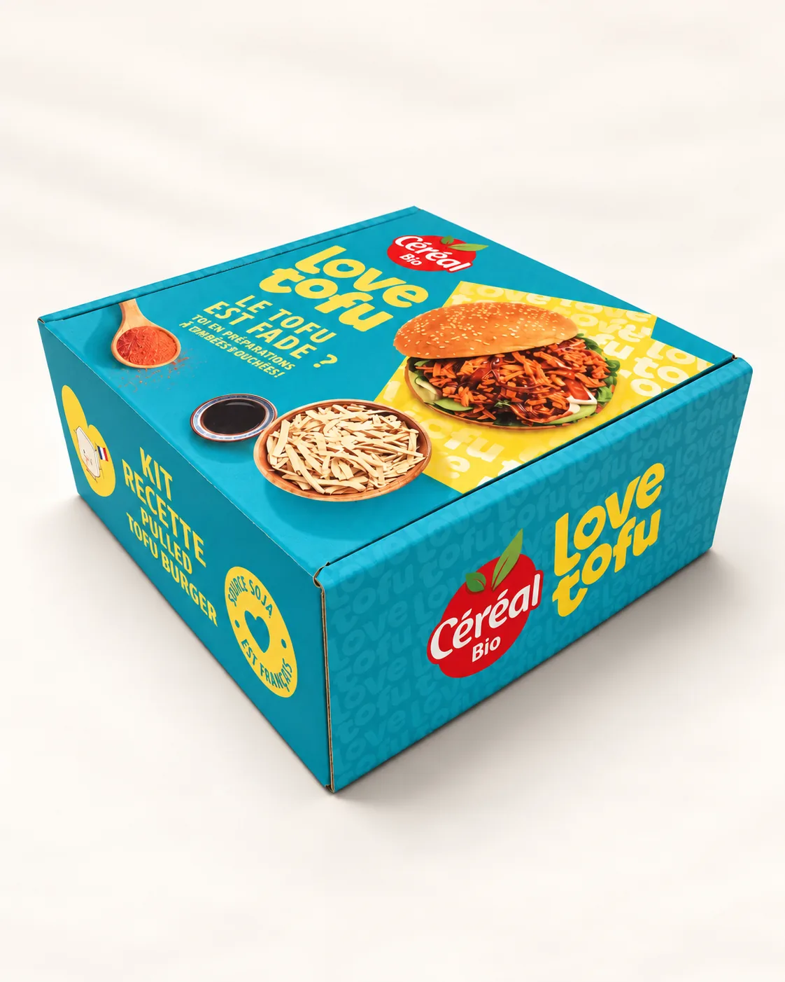 Coffret Céréal Bio « Love Tofu » fermé, vu de trois quarts : décor imprimé sur le couvercle et les côtés
