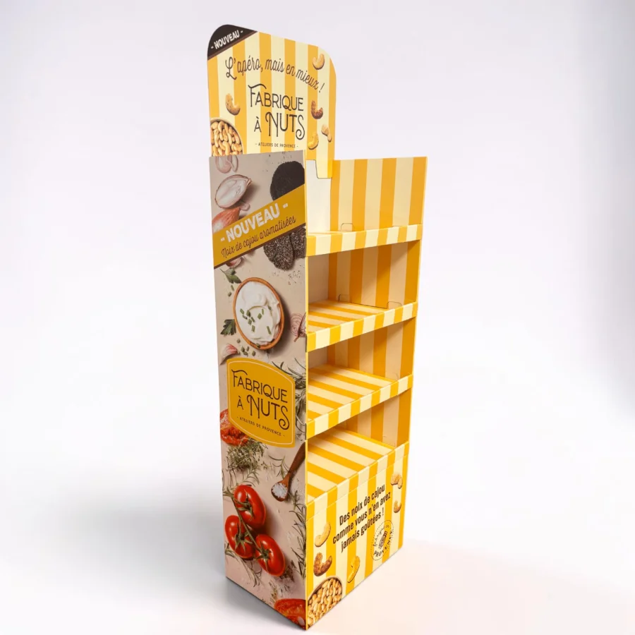 Box quart de palette Fabrique à Nuts vu de trois quarts : quatre étagères rayées jaune et crème, joues en photographie culinaire