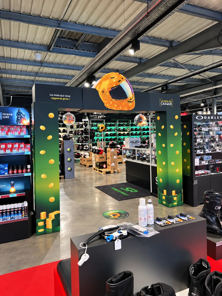 Arche Le Mois du Casque installée à l'entrée d'un magasin Speedway de grand volume