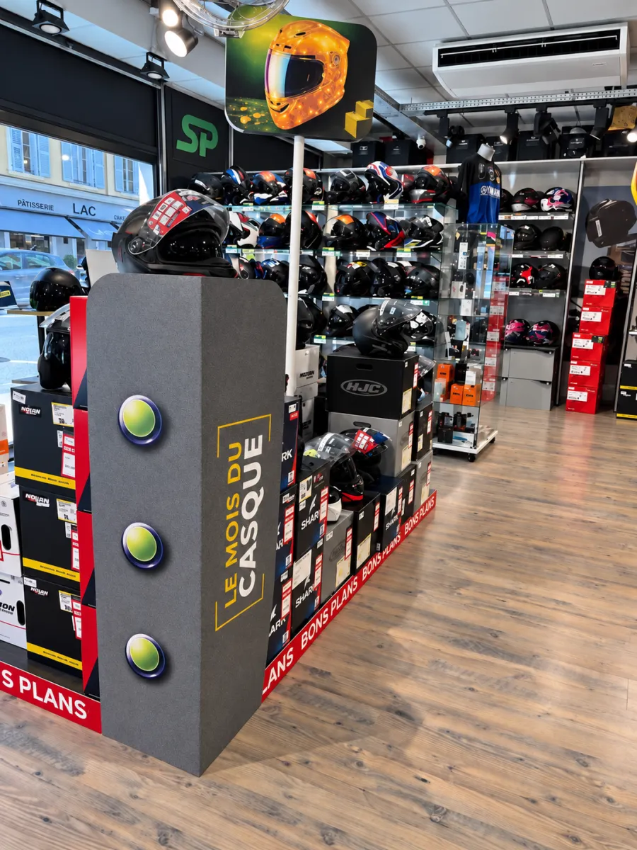 Habillage de palette Le Mois du Casque dans un magasin Speedway, totem gris et fronton casque doré