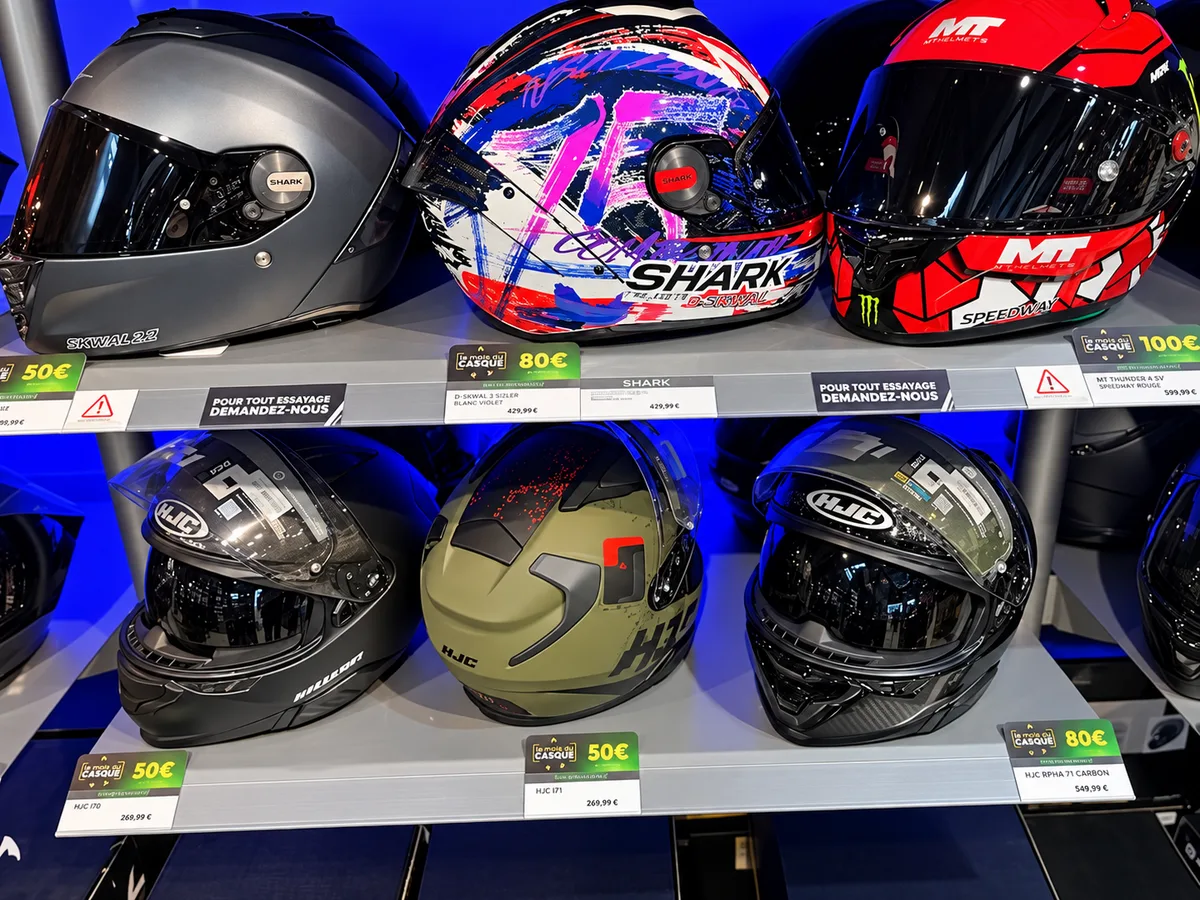 Réglettes de linéaire Le Mois du Casque sous les casques exposés, avec les remises de l'opération