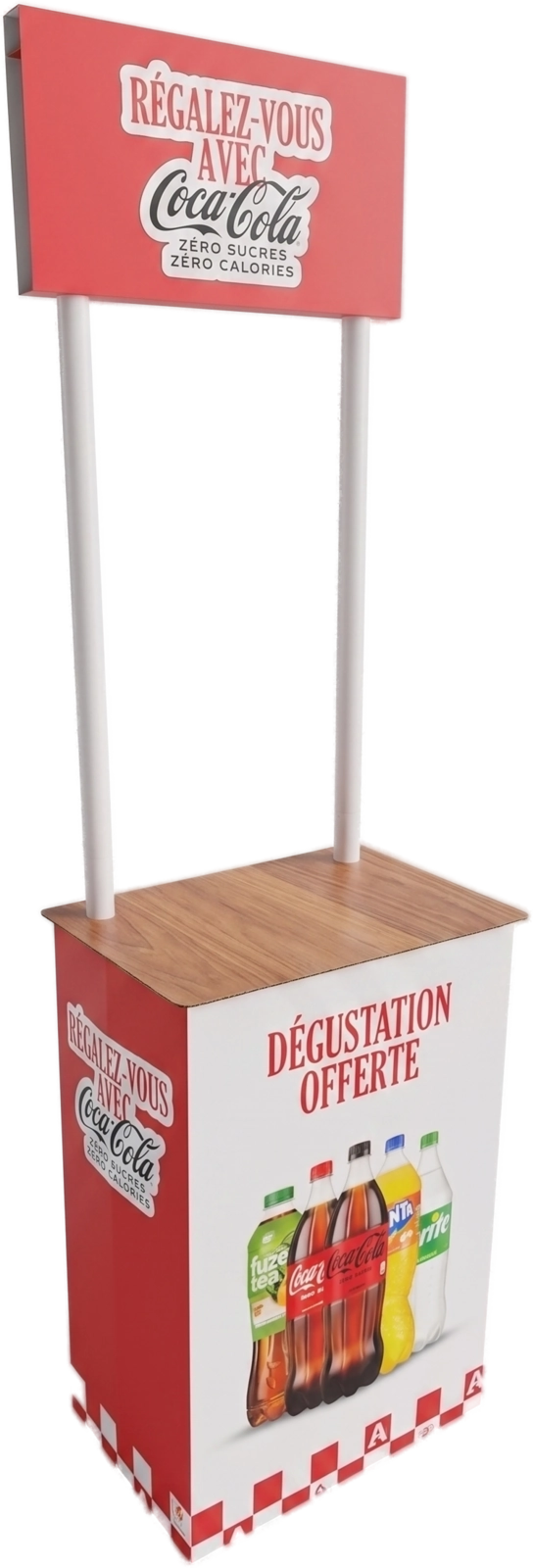 Stand de dégustation Coca-Cola 2 mâts vu en pied : ceinture Dégustation offerte avec la gamme de bouteilles, plateau effet bois, mâts blancs et fronton Régalez-vous avec Coca-Cola