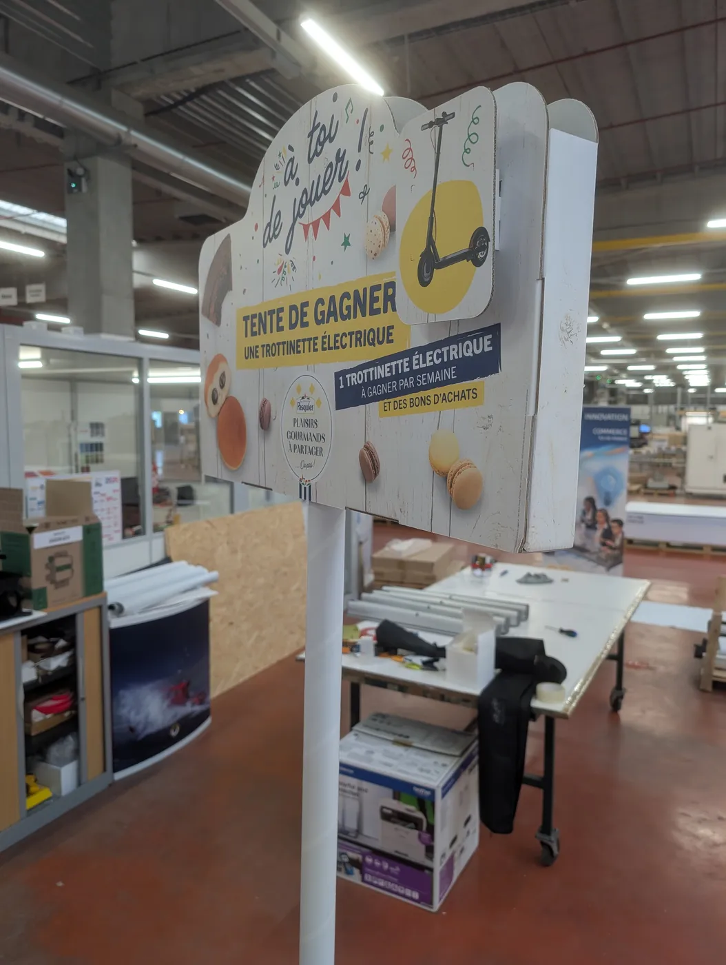 Détail de la découpe à la forme du fronton festonné du totem carton Pasquier