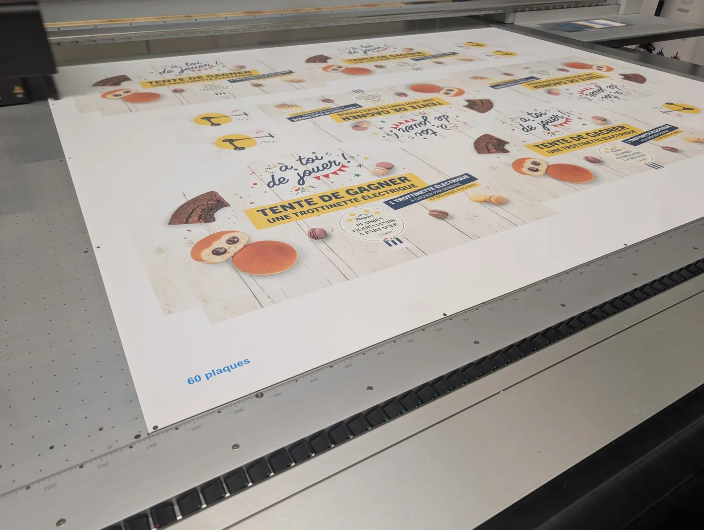 Impression grand format des frontons carton du totem Pasquier dans l'atelier Kontfeel